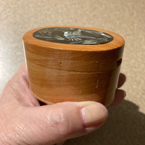 Trinket Box Enameled Mother of Pearl Inlaid, Wooden, Red fabric inside - Picture 3 of 8